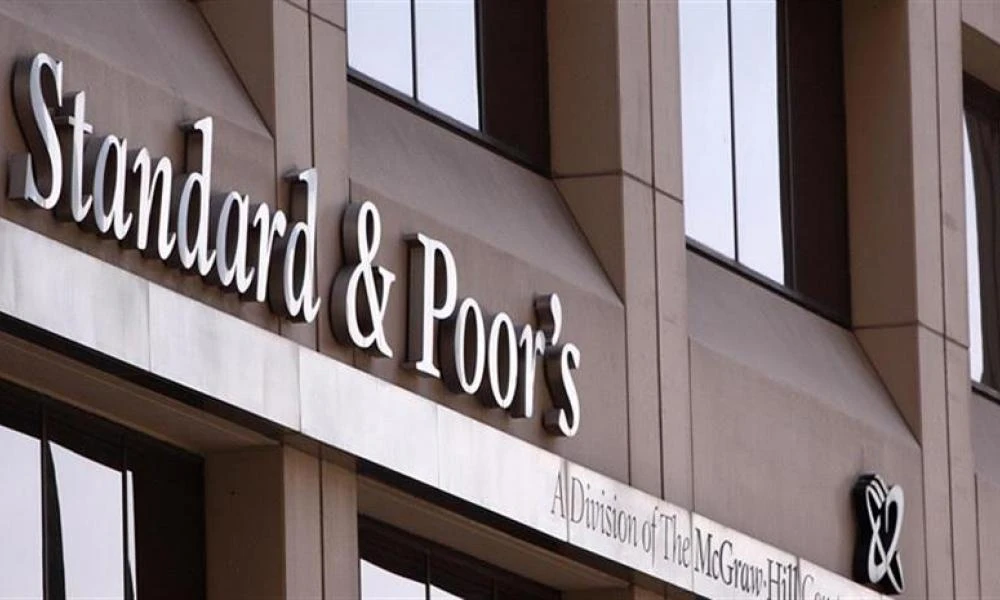 S&P: Η απορρόφηση των εταιρειών holding των ελληνικών τραπεζών θα ωφελήσει τους πιστωτές τους